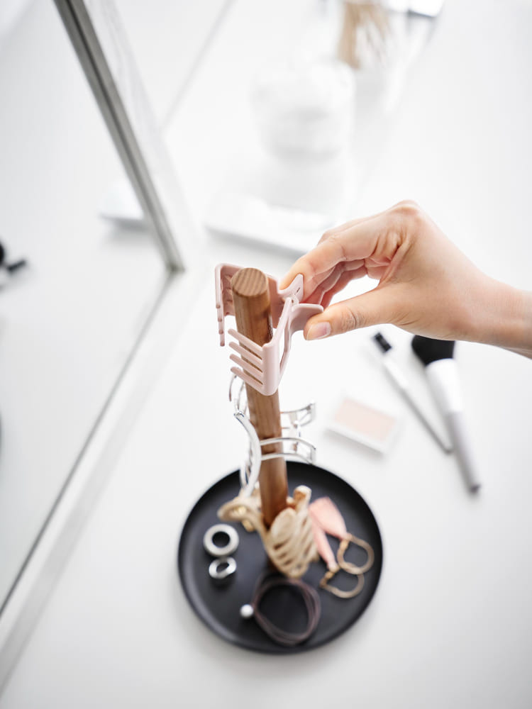 【tower / タワー】ヘアクリップ収納スタンド。粉体塗装されたスチールトレーと天然木バーを組み合わせた組立式のスタンド。サイズW16×D16×H37.8cm