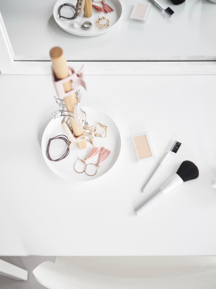 天然木のバーとスチール製トレーを組み合わせたタワー型ヘアクリップ収納スタンド