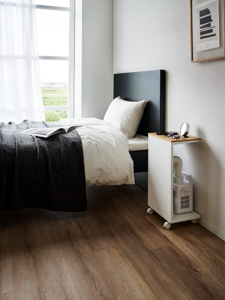 キャスター付き目隠し布団乾燥機スタンドが木製の床に置かれている室内