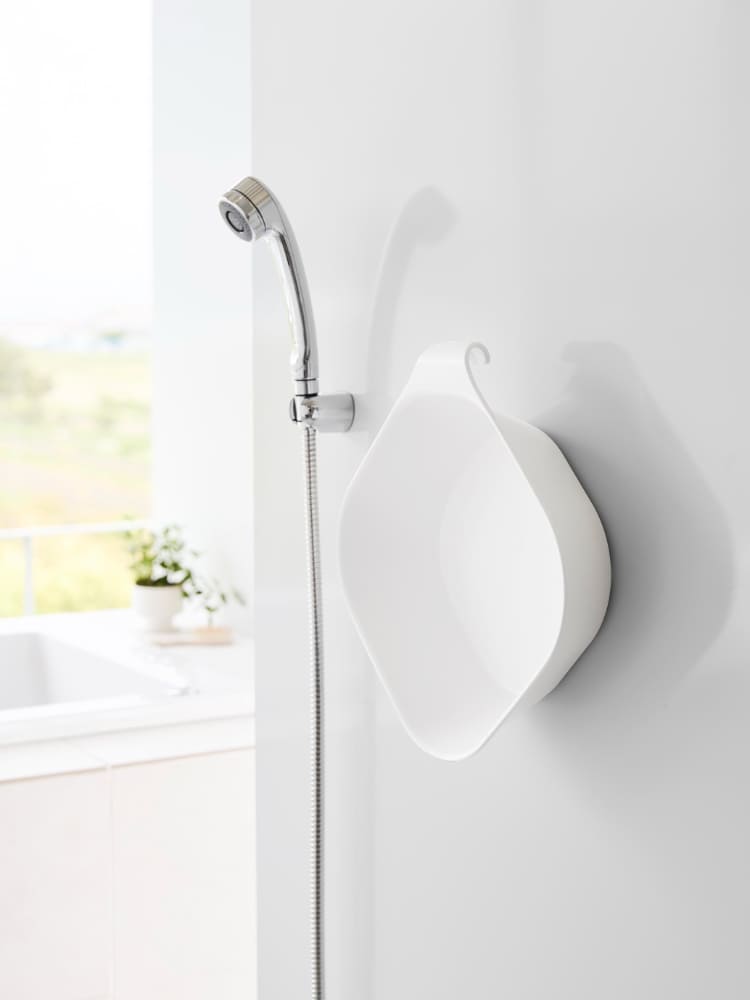 タワー マグネット＆引っ掛け湯おけ。浴室のパイプやスチール面に取り付け可能な3.8リットル容量のポリプロピレン製浴槽用湯おけ