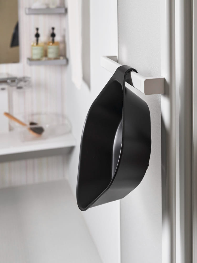 タワー マグネット＆引っ掛け湯おけ。シルバーカラーのアルミニウム製で、磁石により平らな金属面に固定可能なタオルホルダー。引っ掛けハンドル付き。