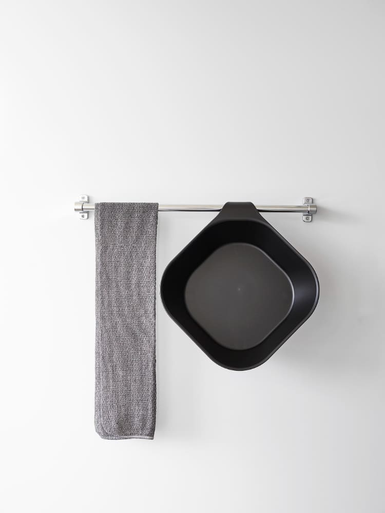 銀色のプラスチック製タワー湯おけ、マグネットと引っ掛け用取っ手付きのキッチン家庭用品