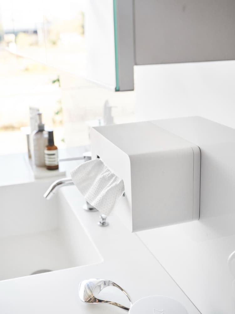 浴室の洗面台に設置されたタワー フィルムフッククレンジングタオルケース。シンクや水栓、浴室キャビネット、鏡が調和したインテリアデザインの空間。