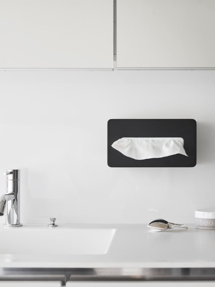 白と銀のプラスチック製フィルムフッククレンジングタオルケースが洗面台に設置されている様子