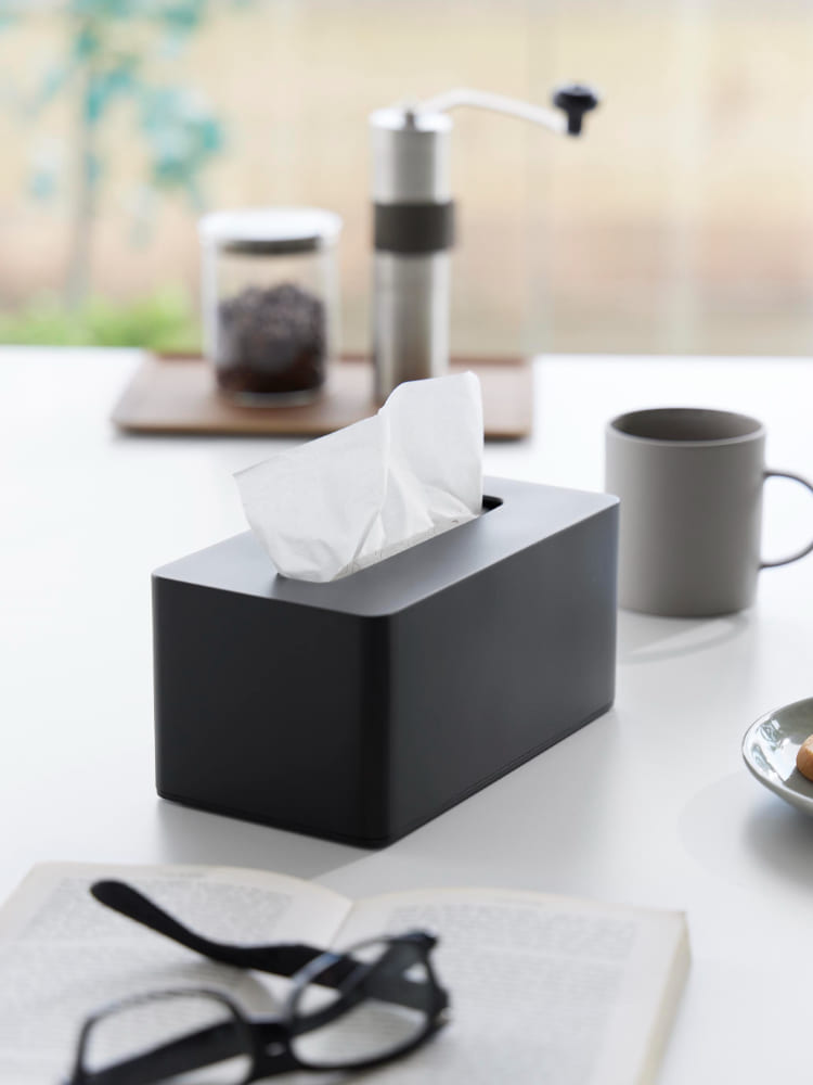 ABS樹脂製のタワー型クレンジングタオルケースにティッシュペーパーが収納されている様子