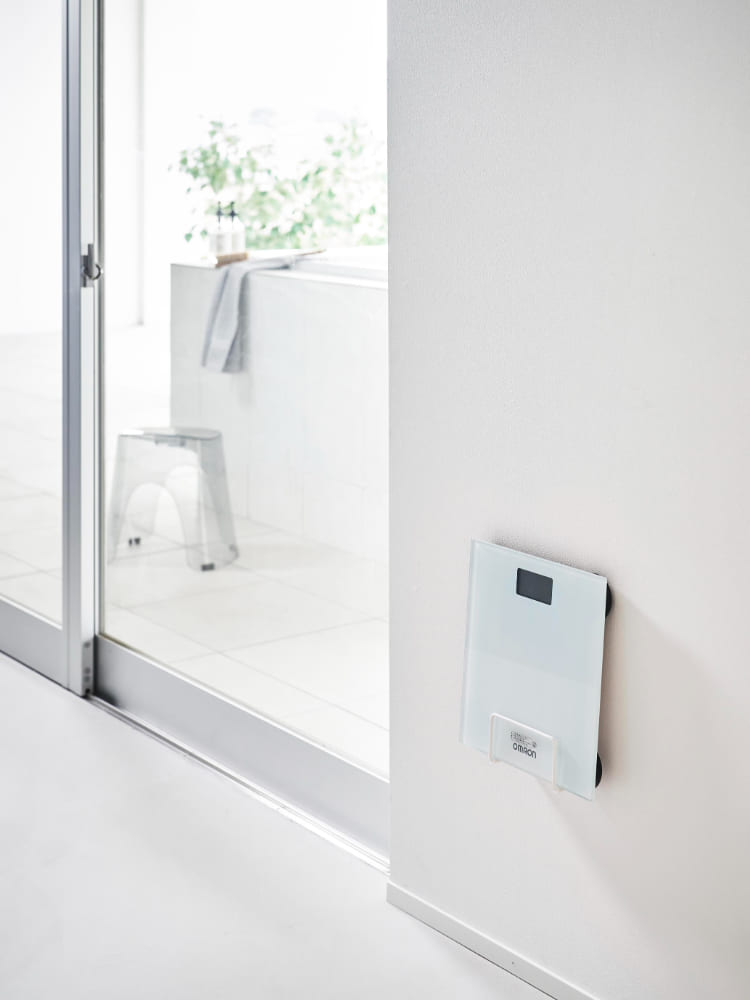 石こうボードに対応したタワー製ウォール体重計ラック。スチール製で家庭の壁に簡単に取り付け可能。