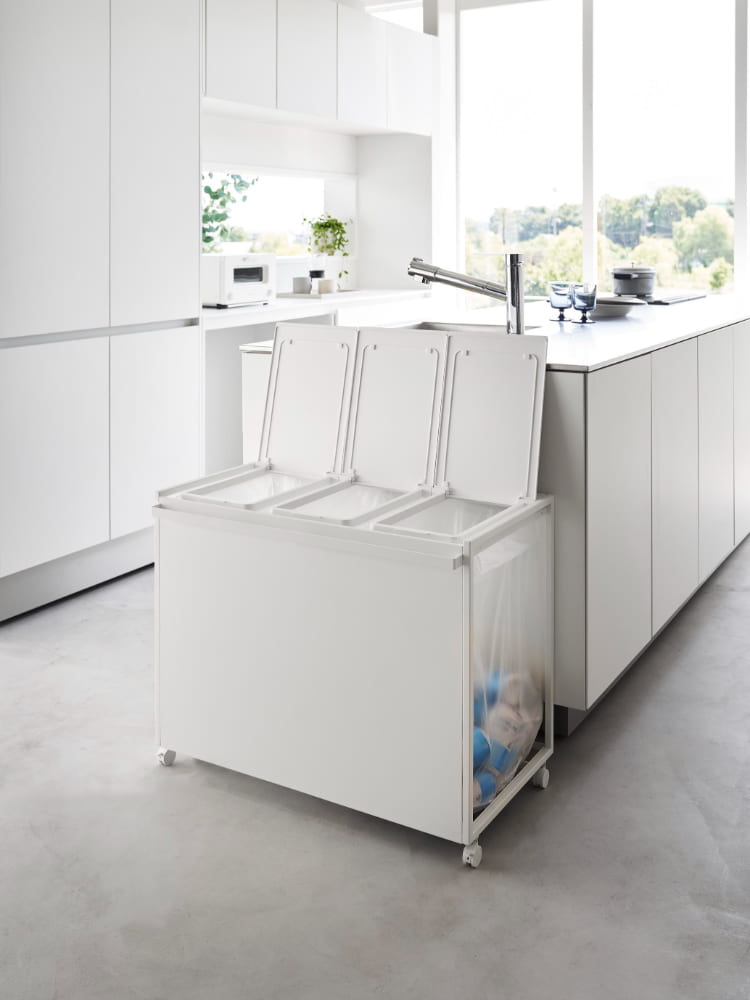 蓋付きタワー型目隠し分別ダストワゴン「tower」がキッチンに設置されている様子