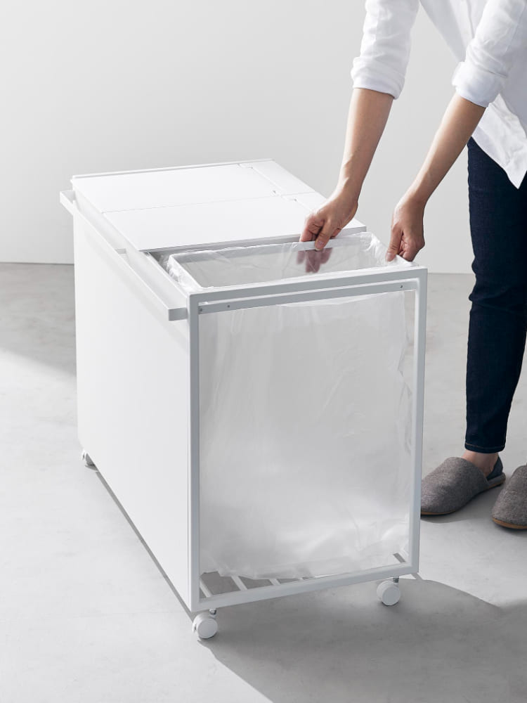 スチールとアルミニウム製の銀色蓋付き家庭用分別ダストワゴン。大容量で目隠し効果あり。