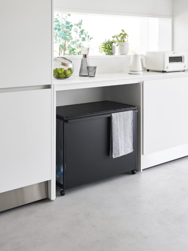 キッチンに設置された蓋付きタワー型目隠し分別ダストワゴン