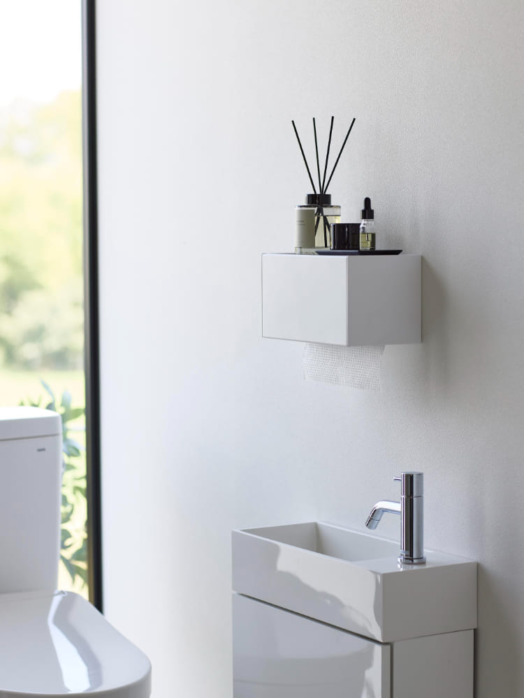 浴室の洗面台に設置されたタワー型石こうボード対応ペーパータオルディスペンサー