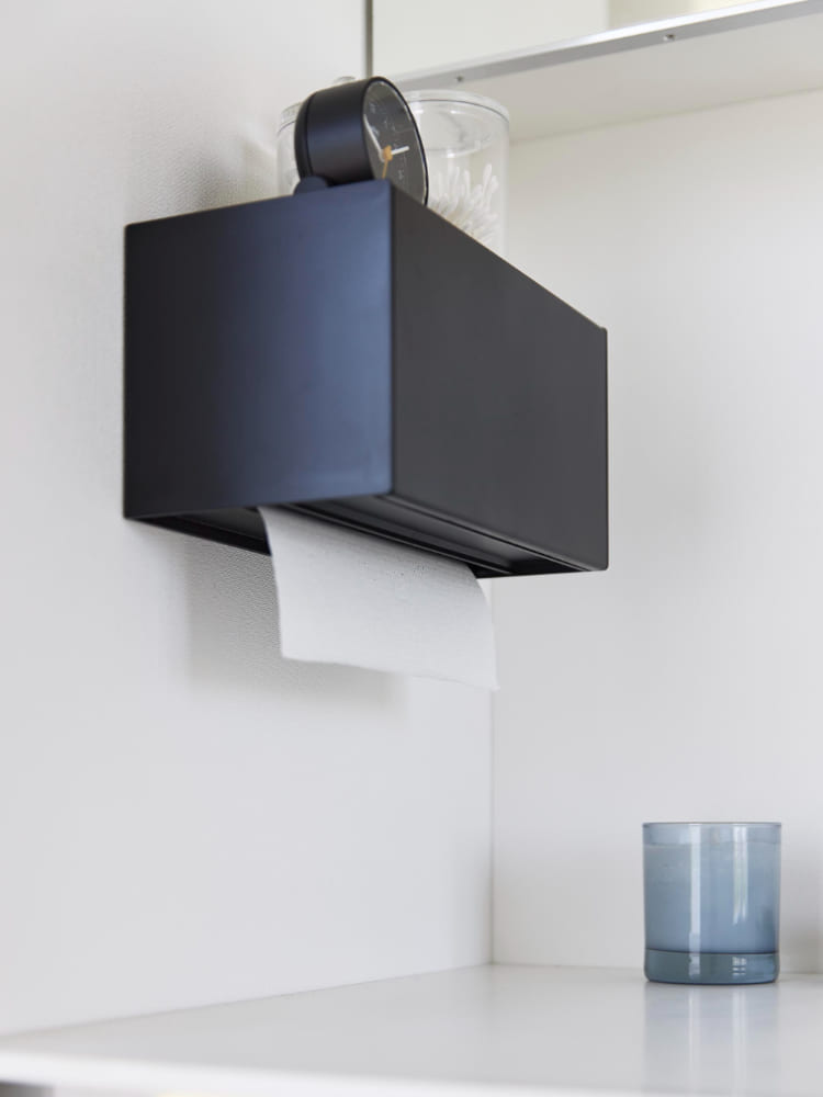 石こうボード壁に取り付けられたトレー付きペーパータオルディスペンサー【tower / タワー】