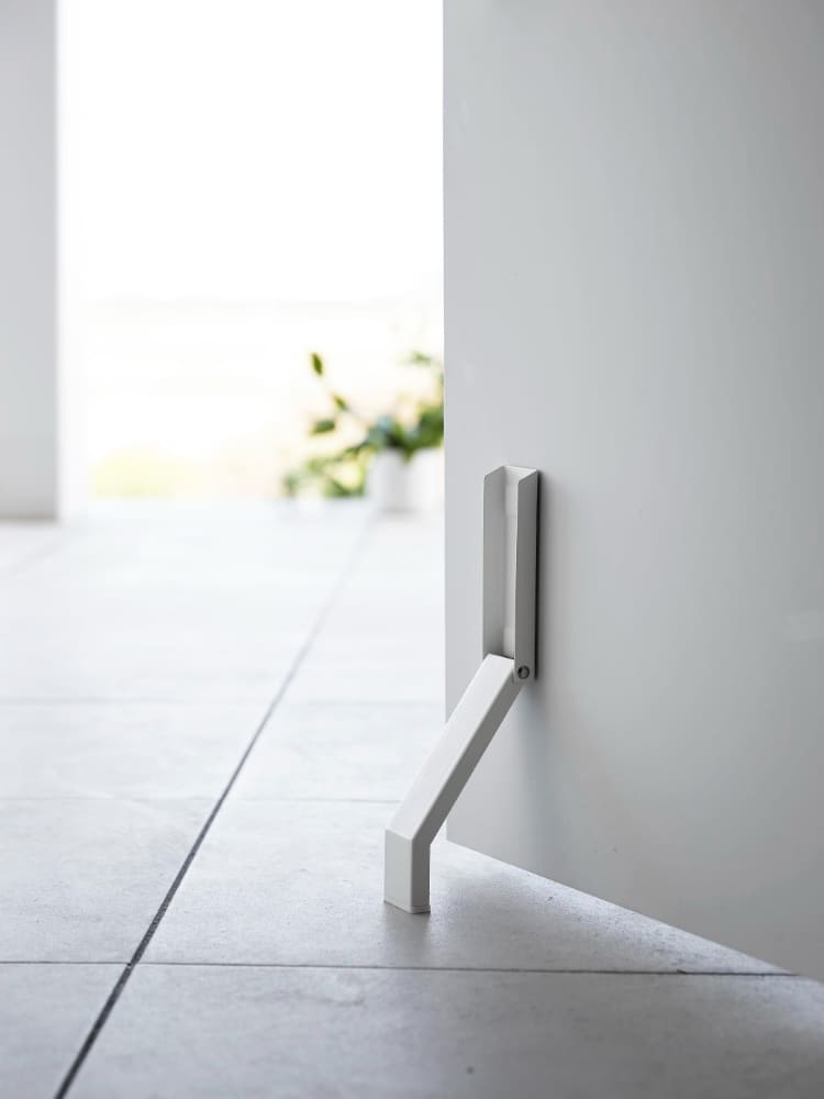 タワー製マグネット折り畳みドアストッパーの実物。スチール製でシリコーン滑り止めが付いたコンパクトなデザイン