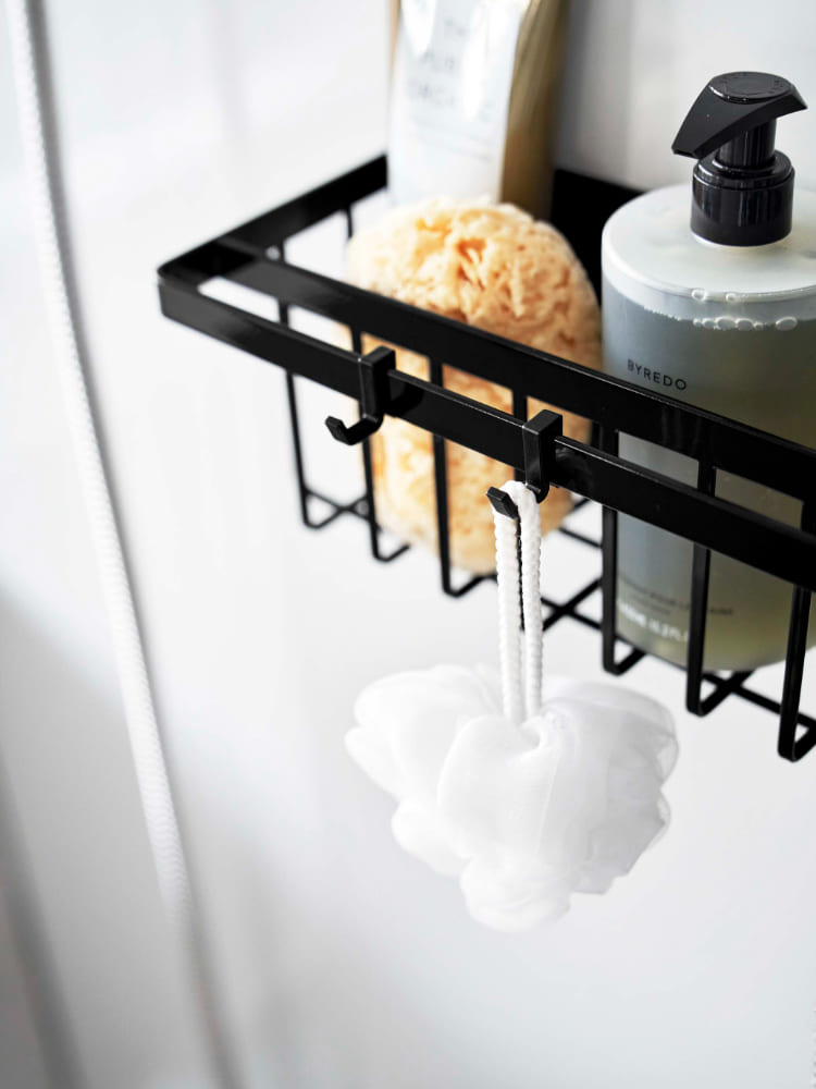 スチール製マグネットバスルームバスケット「タワー」。滑り止めシリコーン付きで、磁石により平らな壁面に簡単に取り付け可能。2つのフックが付属しています。