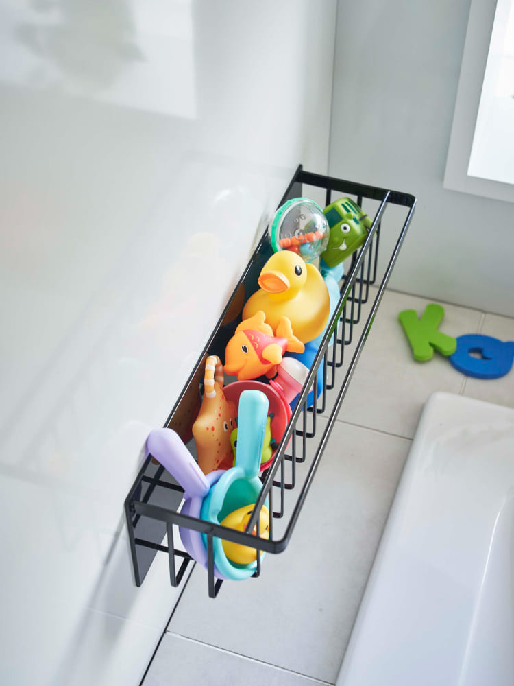 マグネット式タワー型スチール製バスルームバスケット。壁に取り付け可能で複数の収納棚を備えています