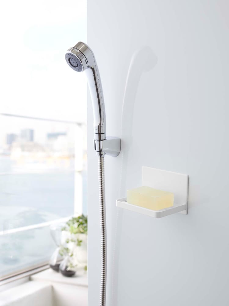 浴室のスチール壁にマグネットで固定されたタワー製マグネットバスルームソープトレー