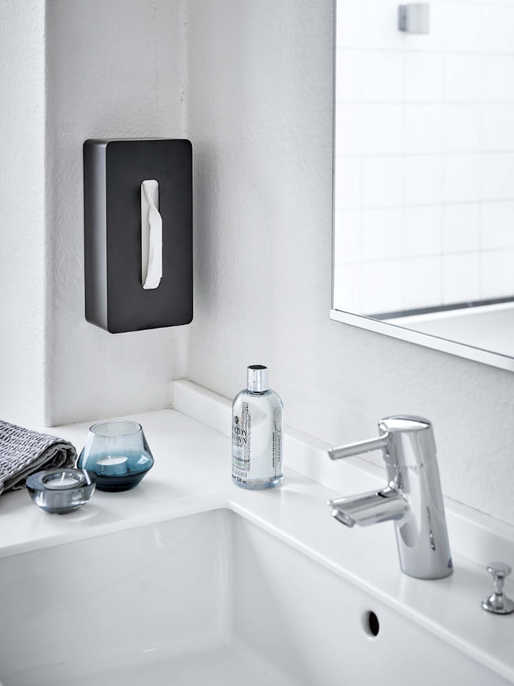 浴室のシンク上に設置された『タワー』レギュラーサイズティッシュケース。ABS樹脂製で、ソープディスペンサーやハンドドライヤーと共に洗面台に整然と配置されています。