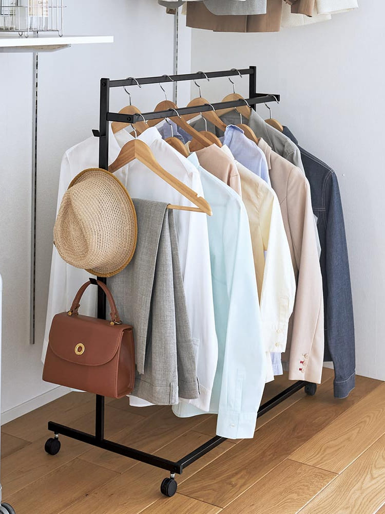 タワー収納力アップハンガーラックがクローゼット内で、複数のハンガーと棚を備えて整然と配置されている様子