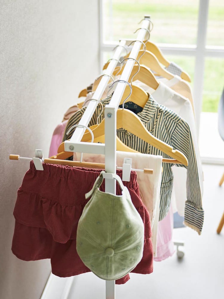 複数のハンガーと収納スペースを備えた【tower / タワー】スチール製ハンガーラック。洗濯物や衣類の整理に最適な家庭用収納家具。