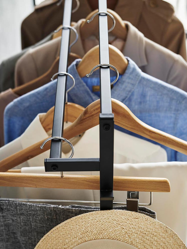 タワー型収納力アップハンガーラックにバッグや衣類が掛けられている様子