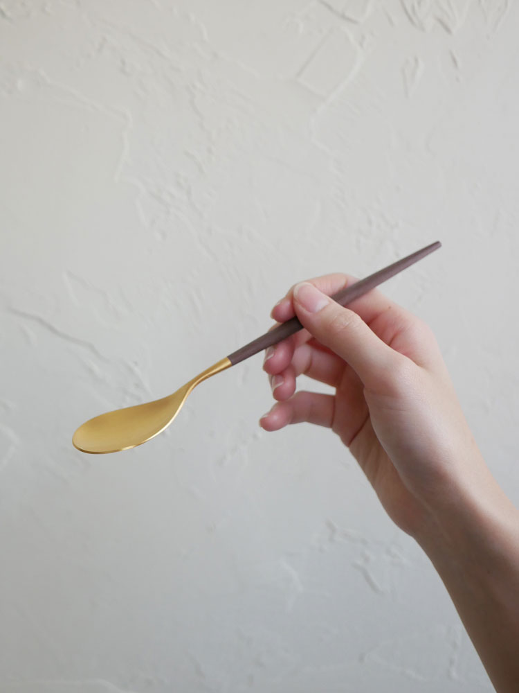 ポルトガル製クチポールMIOカトラリーセットのフォーク、スプーン、ナイフが整然と並べられた食卓の画像