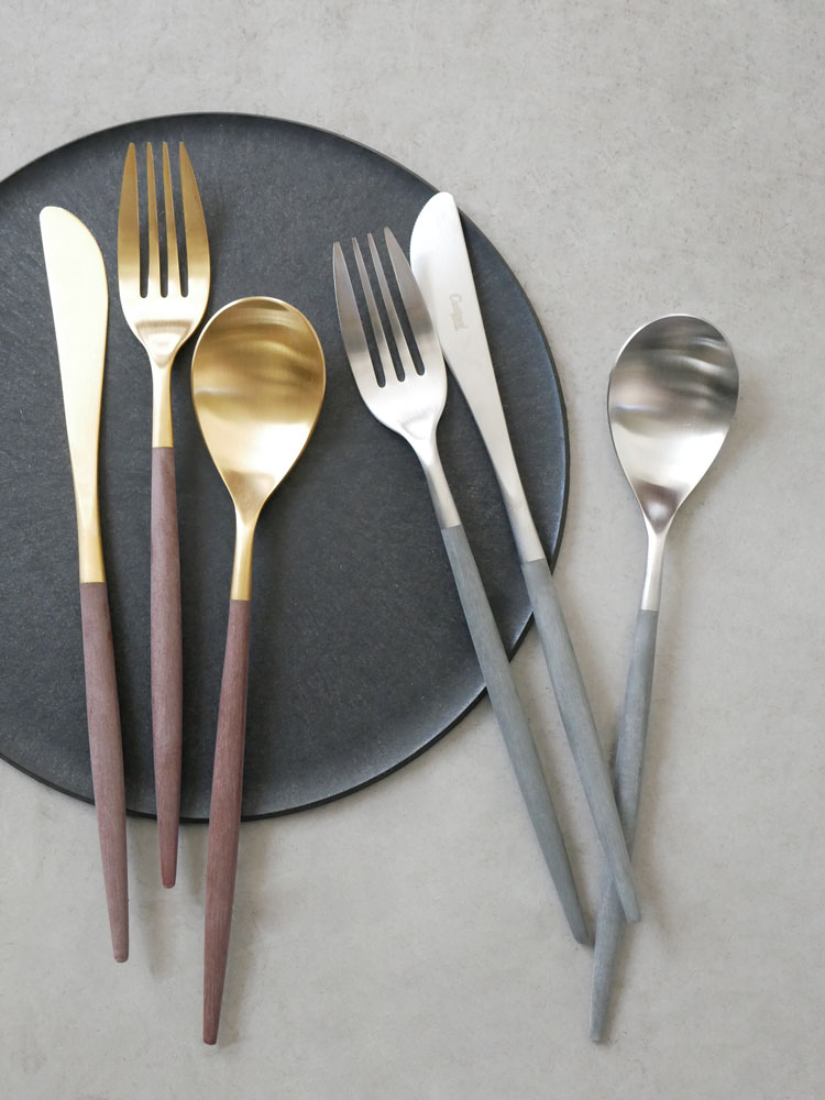 クチポール MIO カトラリーセット（ブラウンゴールド）のディナーナイフ、フォーク、スプーンが並べられた高級感ある写真