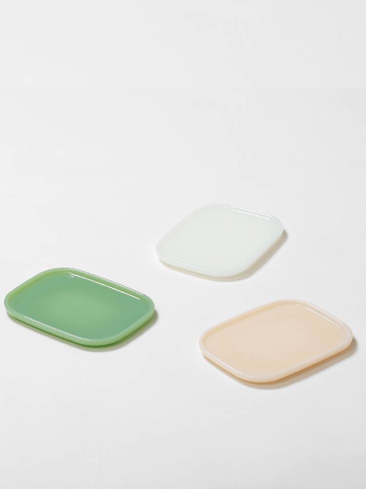 ideaco（イデアコ）のミルクガラス製正方形プレート2枚セット。白色ホウケイ酸ガラスで食卓を彩ります。電子レンジと食洗機対応。