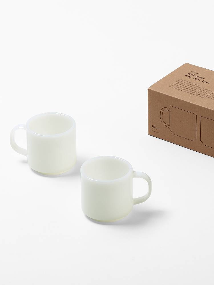 イデアコのミルクガラス製マグカップ2個セット。白色でテーブル上に置かれている