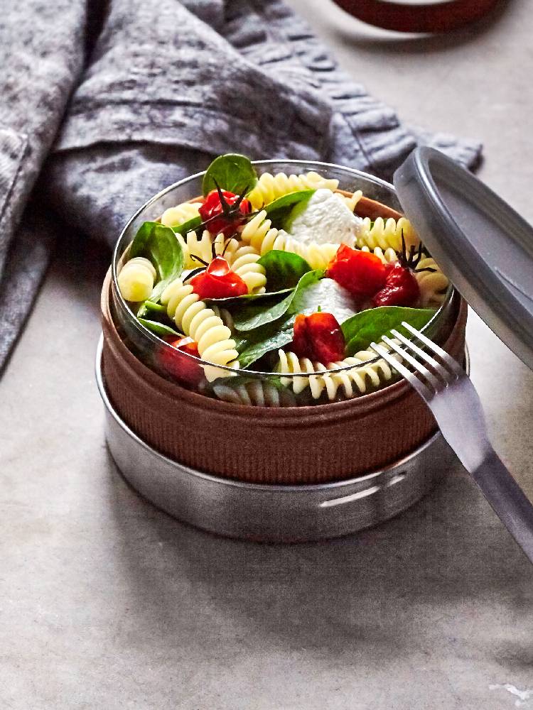 サラダとトマトを入れたガラスランチポット