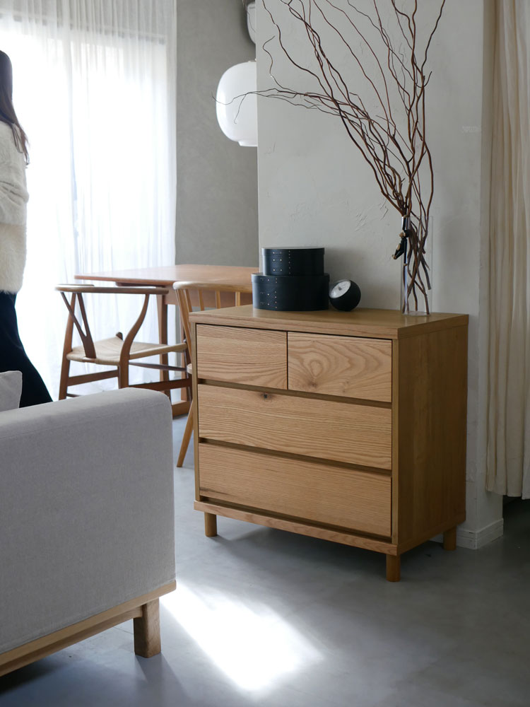 ホワイトオーク材とラバーウッド脚を使用した引き出し付き天然木のチェスト
