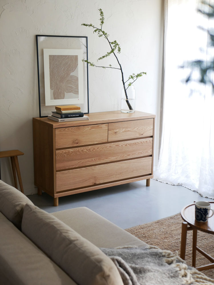 寝室に配置されたHT/エイチティー製の天然木チェスト。ホワイトオーク材を使用し、複数の引き出しが特徴の木製家具。