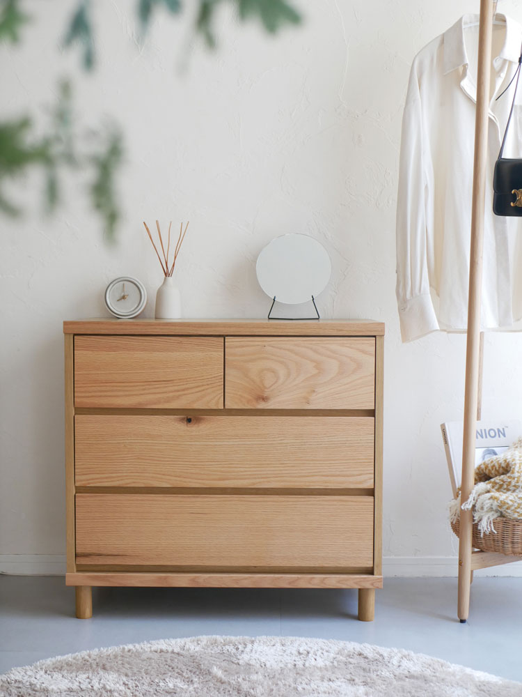 HT/エイチティーの天然木チェスト。ホワイトオーク材の前板とラバーウッド脚を備えた引き出し付き日本製の収納家具