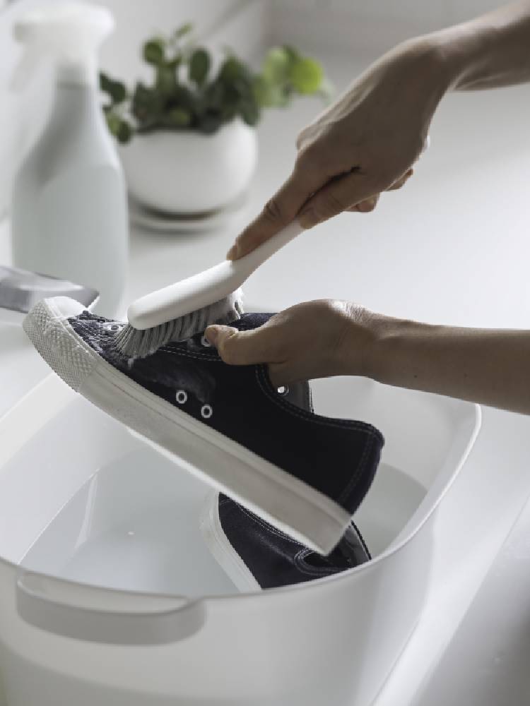 マーナの銀色プラスチック製シューズブラシ。使いやすい柄と耐久性のあるブラシが特徴