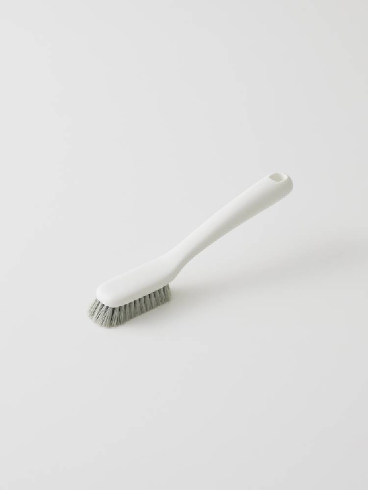 【marna/マーナ】きれいに洗えるシューズブラシ。軽量でプラスチック製の持ち手と柔らかい毛先を備えたシューズケア用ブラシ