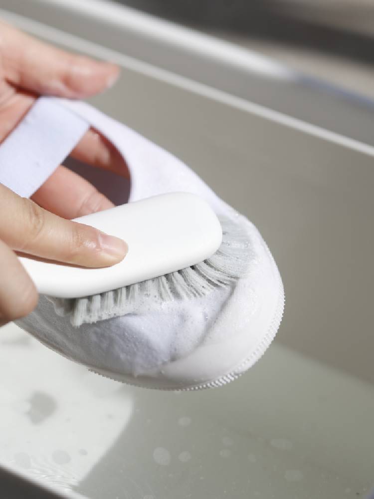 marna（マーナ）のきれいに洗えるシューズブラシ。ポリプロピレン製の柄と耐久性のあるポリブチレンテレフタレート製のブラシ毛を備えた清潔感のある家庭用掃除用品。