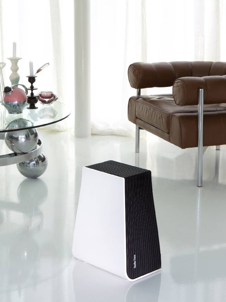 スタドラフォームのGeorgeエアウォッシャー。シルバーとカーボンファイバーを使用したモダンなデザインの加湿機能付き空気清浄機