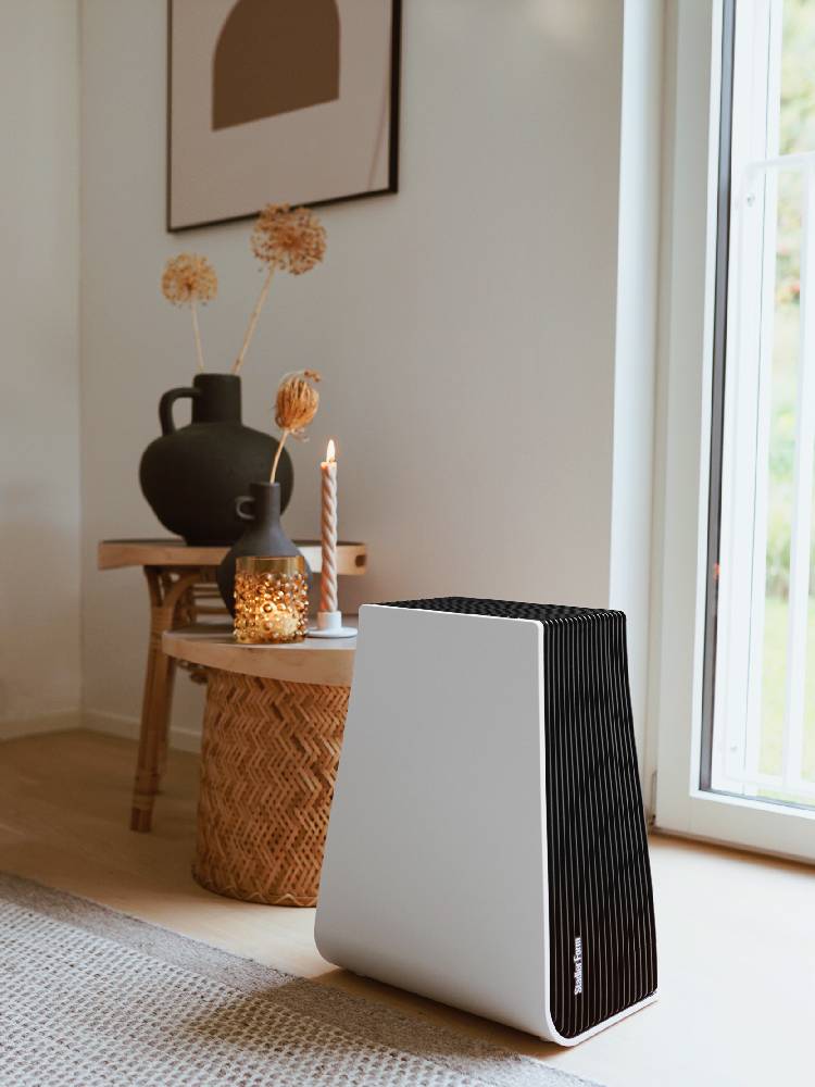 シルバー色のスタドラフォーム George エアウォッシャー空気清浄機が木製フローリングの上に置かれている写真