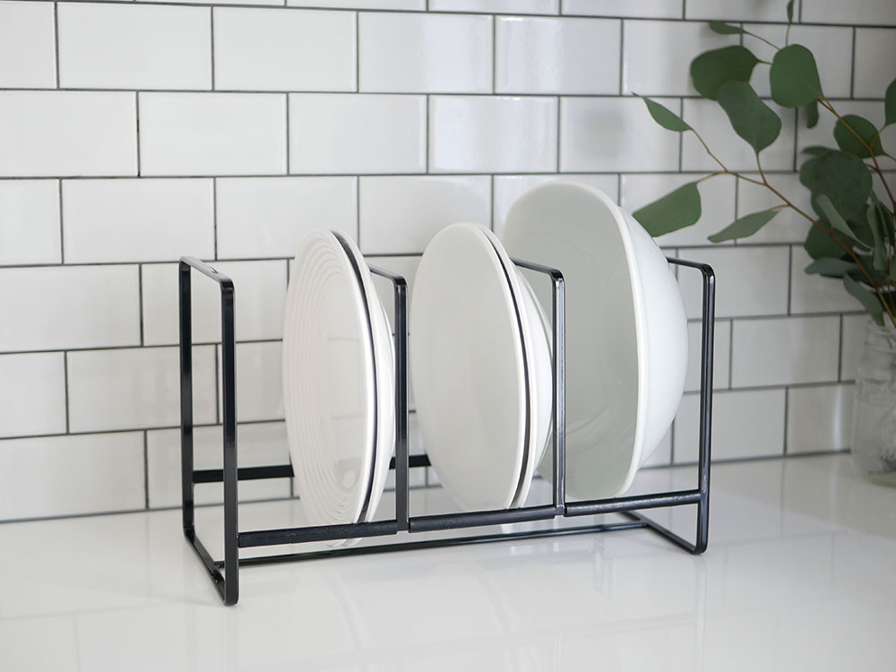 【tower/タワー】ステンレス製ディッシュラックがキッチンの棚に設置され、小皿や中皿が整然と収納されている様子