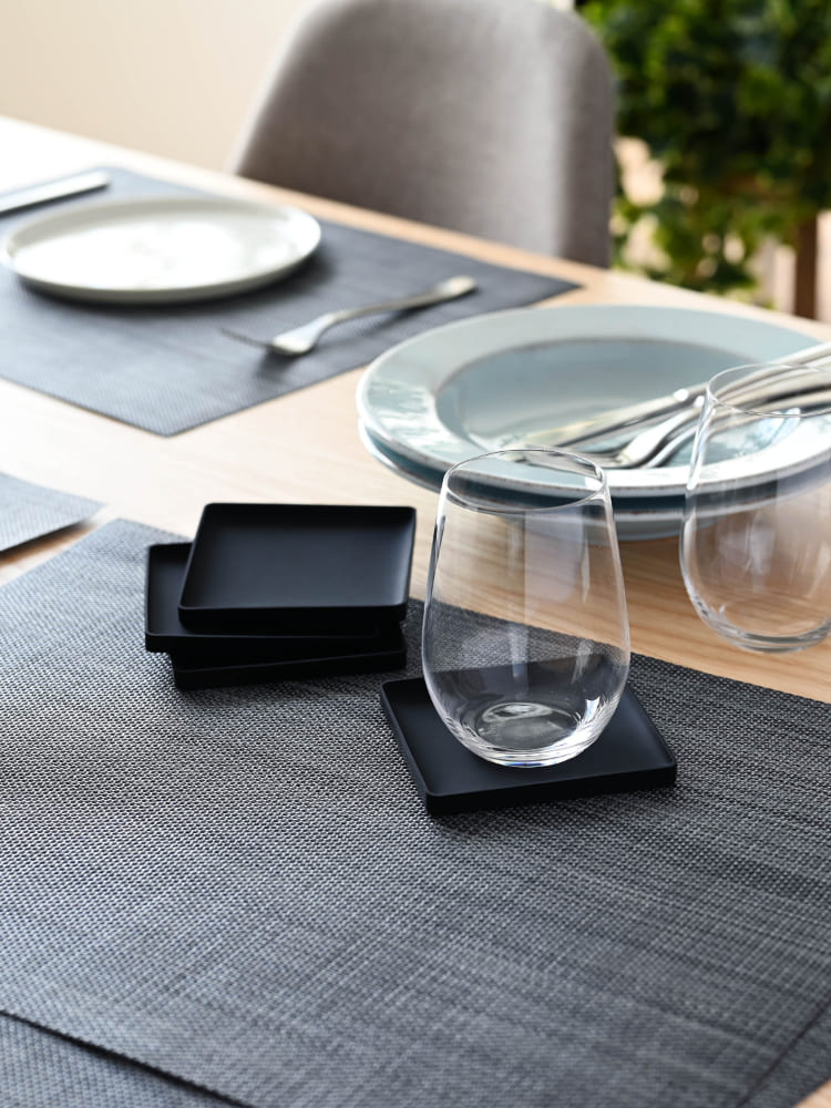 シリコーン製の【tower/タワー】立体コースターがテーブルクロスの上に並べられたテーブルセッティング