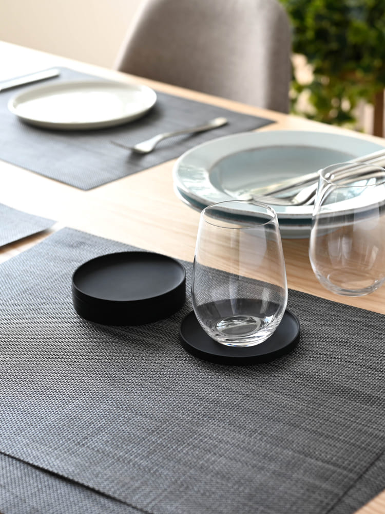 テーブル上に配置されたシリコーン製【tower/タワー】立体コースター。角型と丸型のデザインが特徴