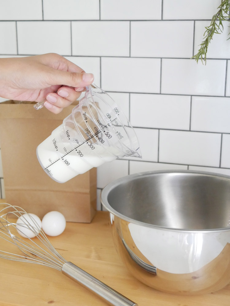 YAMAZAKI製LAYERブランドのトライタン樹脂段々計量カップ200mlと500ml、電子レンジ・食器洗浄機対応