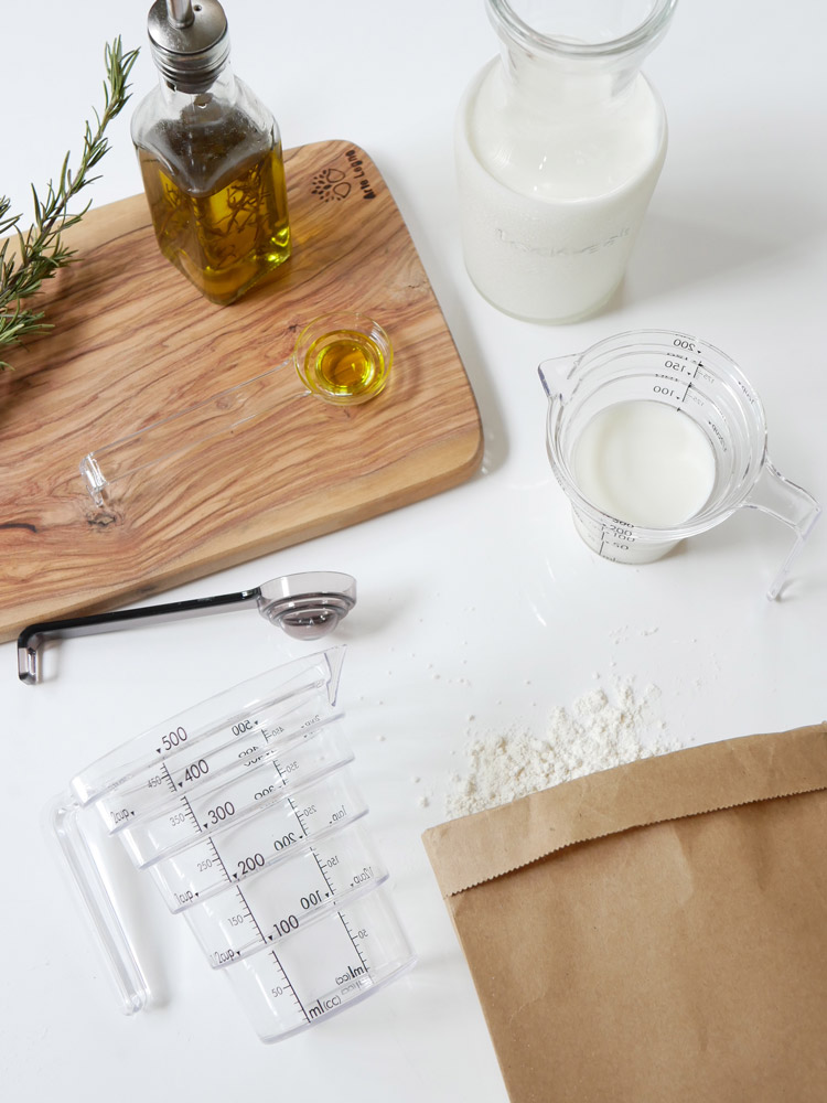 【LAYER】段々計量カップ。トライタン樹脂製で200mlと500mlの容量があり、電子レンジや食器洗浄機に対応。