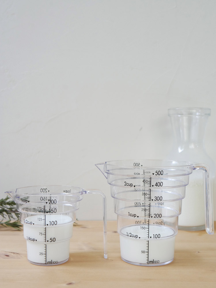 tower（YAMAZAKI）ブランドの【LAYER】段々計量カップ。トライタン樹脂製で200mlおよび500mlの容量、電子レンジと食洗機に対応