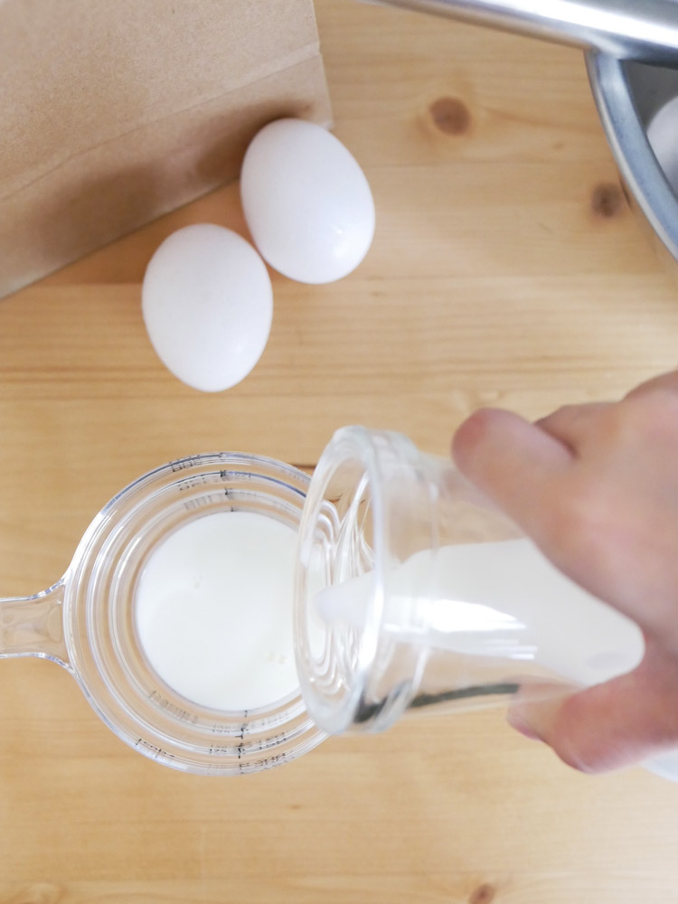 YAMAZAKI towerブランドのトライタン製【LAYER】段々計量カップ200mlと500mlがキッチンカウンターに並べられている