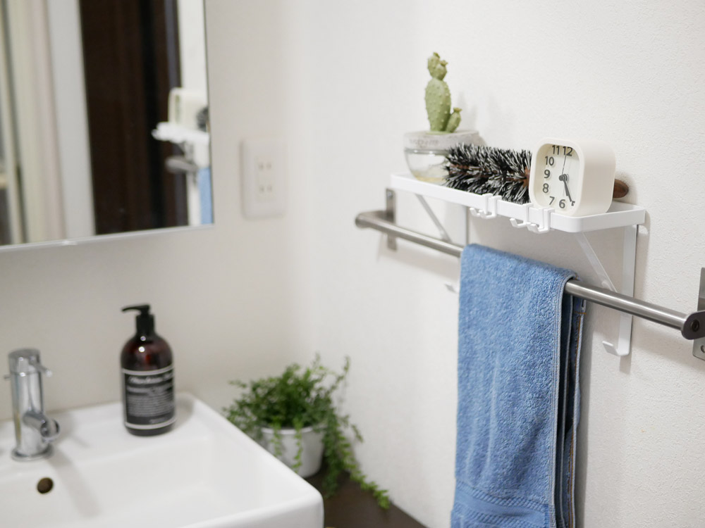 タワー（YAMAZAKI）製スチールタオル掛け上ラック。幅330mm、高さ150mmで浴室に設置され、5つのフックにタオルやトイレットロールが掛かっています。