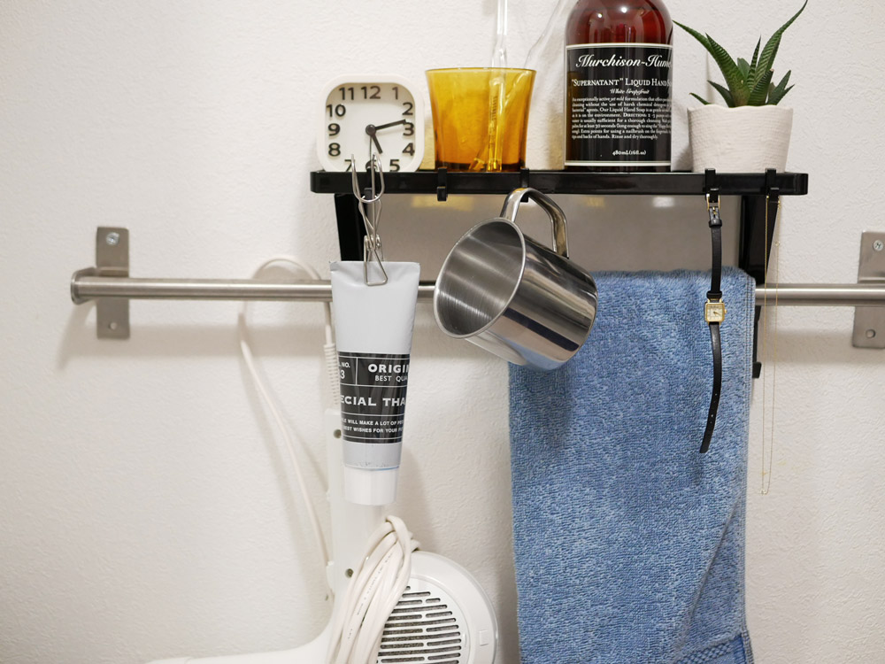 タワー（YAMAZAKI）のスチール製タオル掛け上ラック、5つのフックが付いたキッチン用収納棚