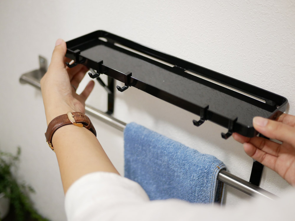 タワーブランドのスチール製タオル掛け上ラック。幅330mm、高さ150mmでフックが5つ付いています。