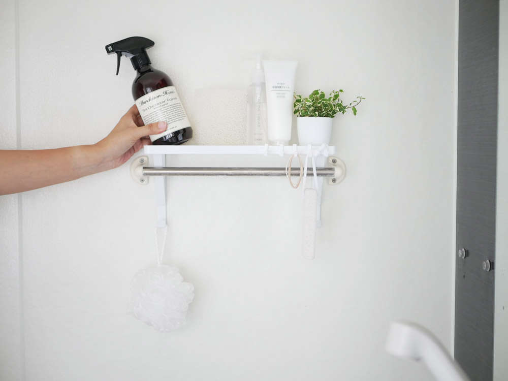 towerブランドのタワータオル掛け上ラック。スチール製でフックが五つ付いており、バスルームの壁に設置されています。