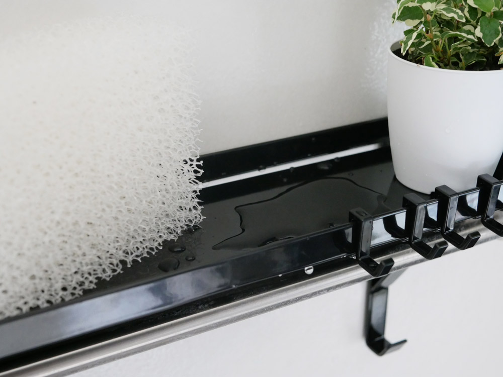 スチール製の銀色タワータオル掛け上ラックに複数のタオルが掛かっている様子