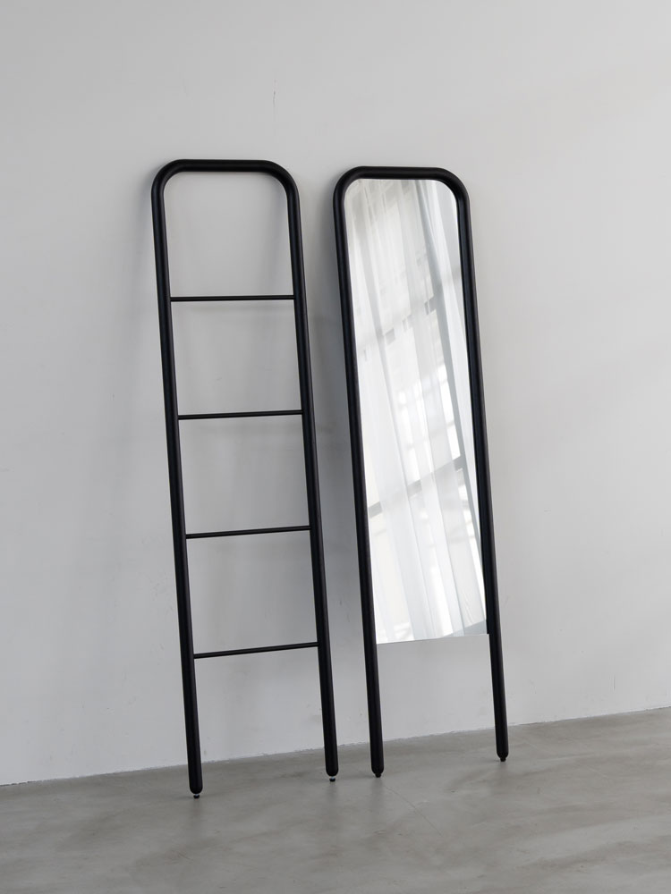 NOWHERE LIKE HOME製オーク無垢材スタンドミラーとラダーハンガーのセットが並んでいる高品質なインテリア画像