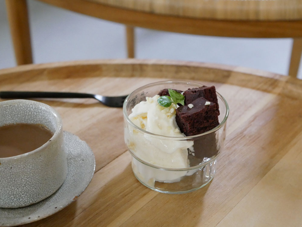 デザートとアイスクリームが盛られた食器